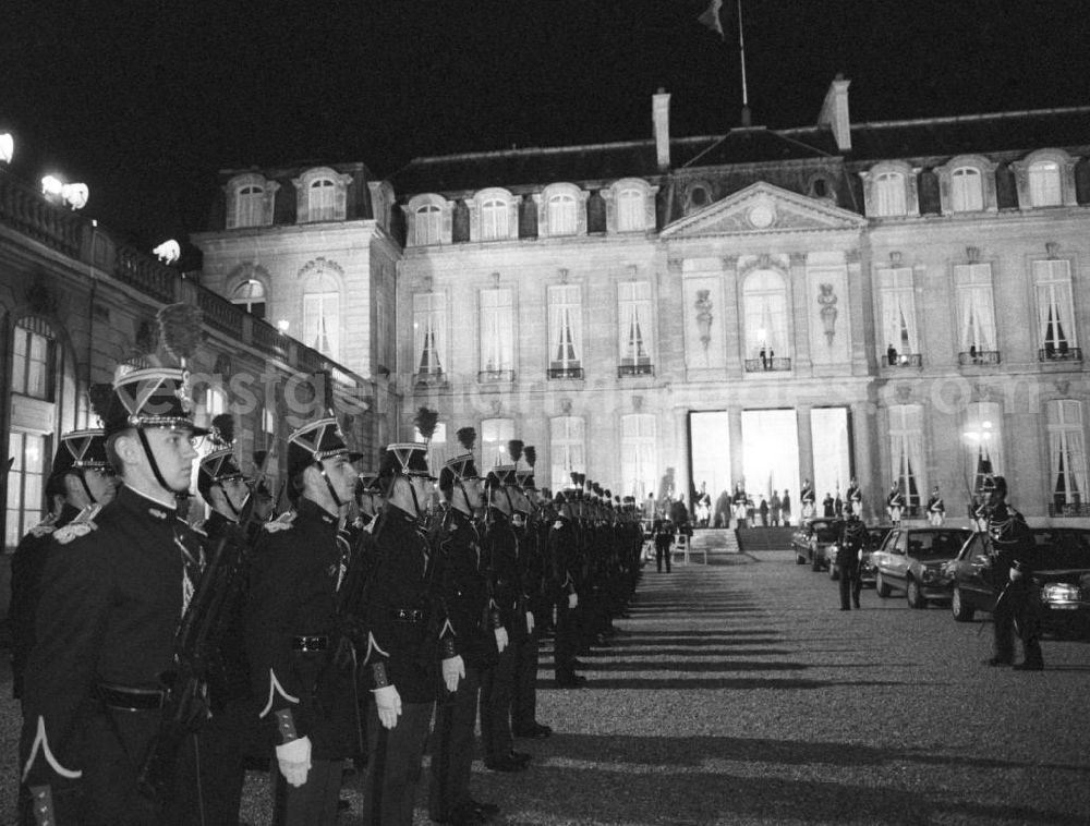 GDR photo archive: Paris - Nachtaufnahme: Ehrenformation vor dem Elysee-Palast anläßlich des Staatsbesuches von Erich Honecker, Vorsitzender des Staatsrates DDR, in Paris. Ankunft der Autos.