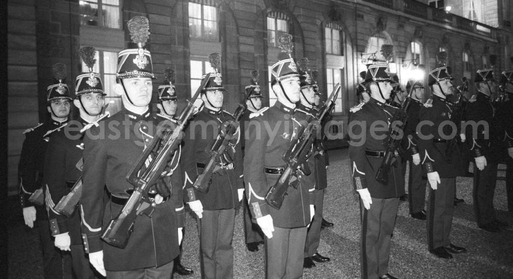 GDR picture archive: Paris - Nachtaufnahme: Ehrenformation vor dem Elysee-Palast anläßlich des Staatsbesuches von Erich Honecker, Vorsitzender des Staatsrates DDR, in Paris.