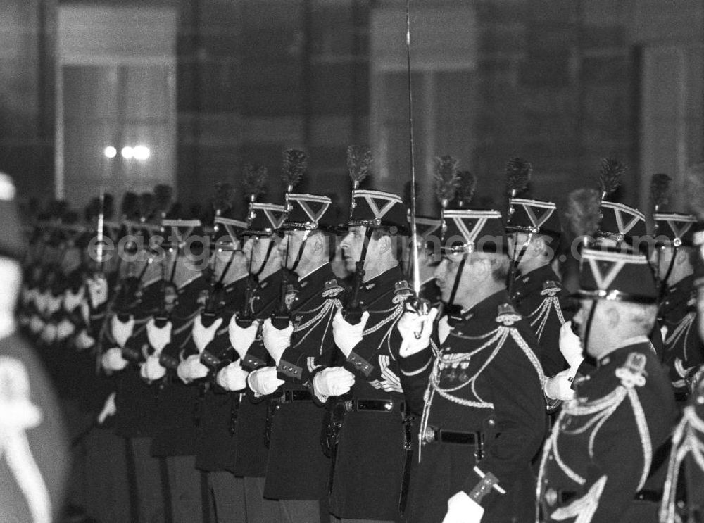 GDR photo archive: Paris - Nachtaufnahme: Ehrenformation vor dem Elysee-Palast anläßlich des Staatsbesuches von Erich Honecker, Vorsitzender des Staatsrates DDR, in Paris.