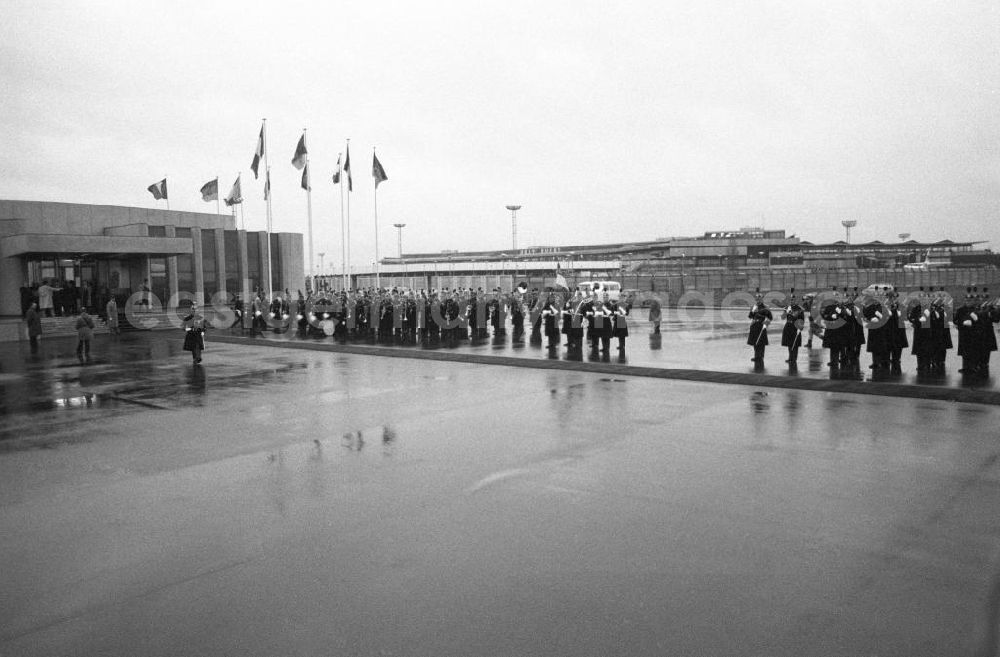GDR photo archive: Paris - Militärische Ehrengarde auf dem Flughafen Orly zum Abflug von Erich Honecker, Staatsratspräsident DDR, aus Frankreich-Paris. Im Hintergrund Flughafengebäude mit Staatsflaggen Frankreich und DDR.