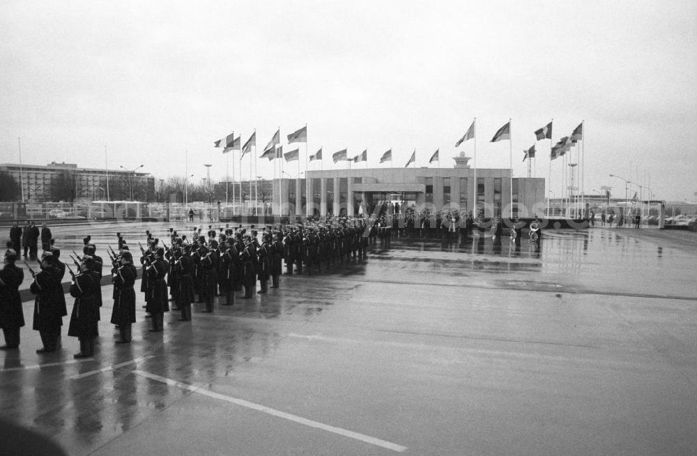 GDR picture archive: Paris - Militärische Ehrengarde auf dem Flughafen Orly zum Abflug von Erich Honecker, Staatsratspräsident DDR, aus Frankreich-Paris. Im Hintergrund Flughafengebäude mit Staatsflaggen Frankreich und DDR.