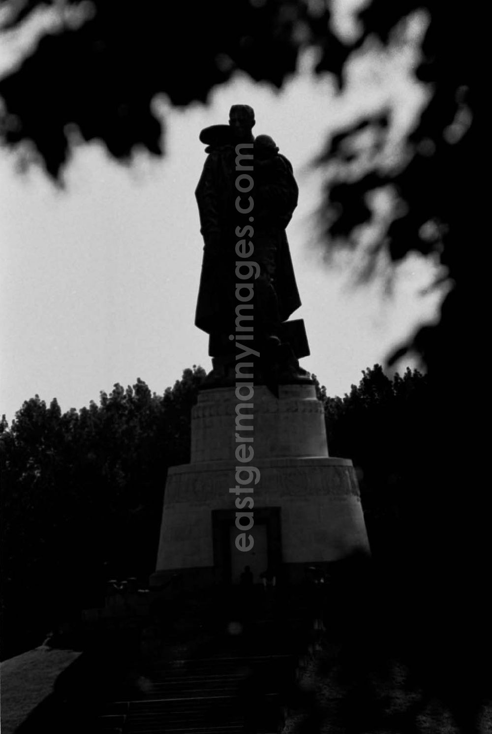GDR photo archive: Berlin-Treptow - Ehrenmal Treptow von Sperrung bedroht 10.09.
