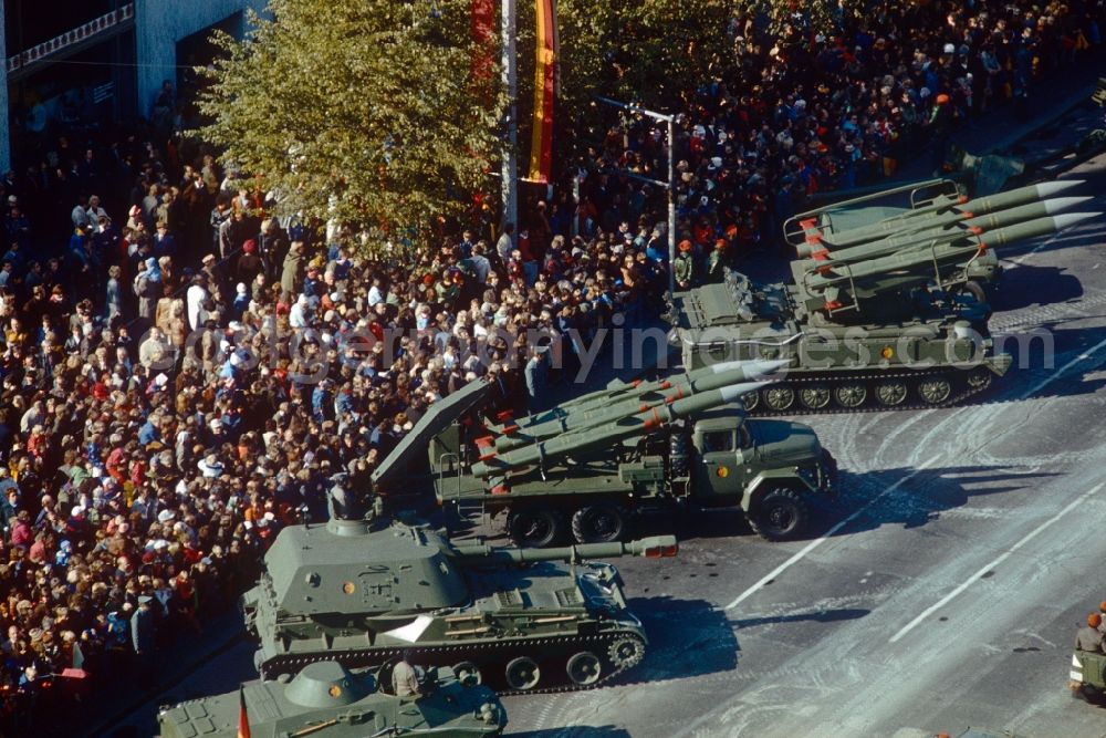 GDR picture archive: Berlin - Honour parade of the NVA on the 3