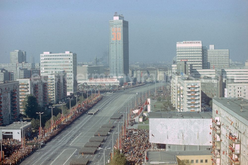 GDR image archive: Berlin - Honour parade of the NVA on the 3