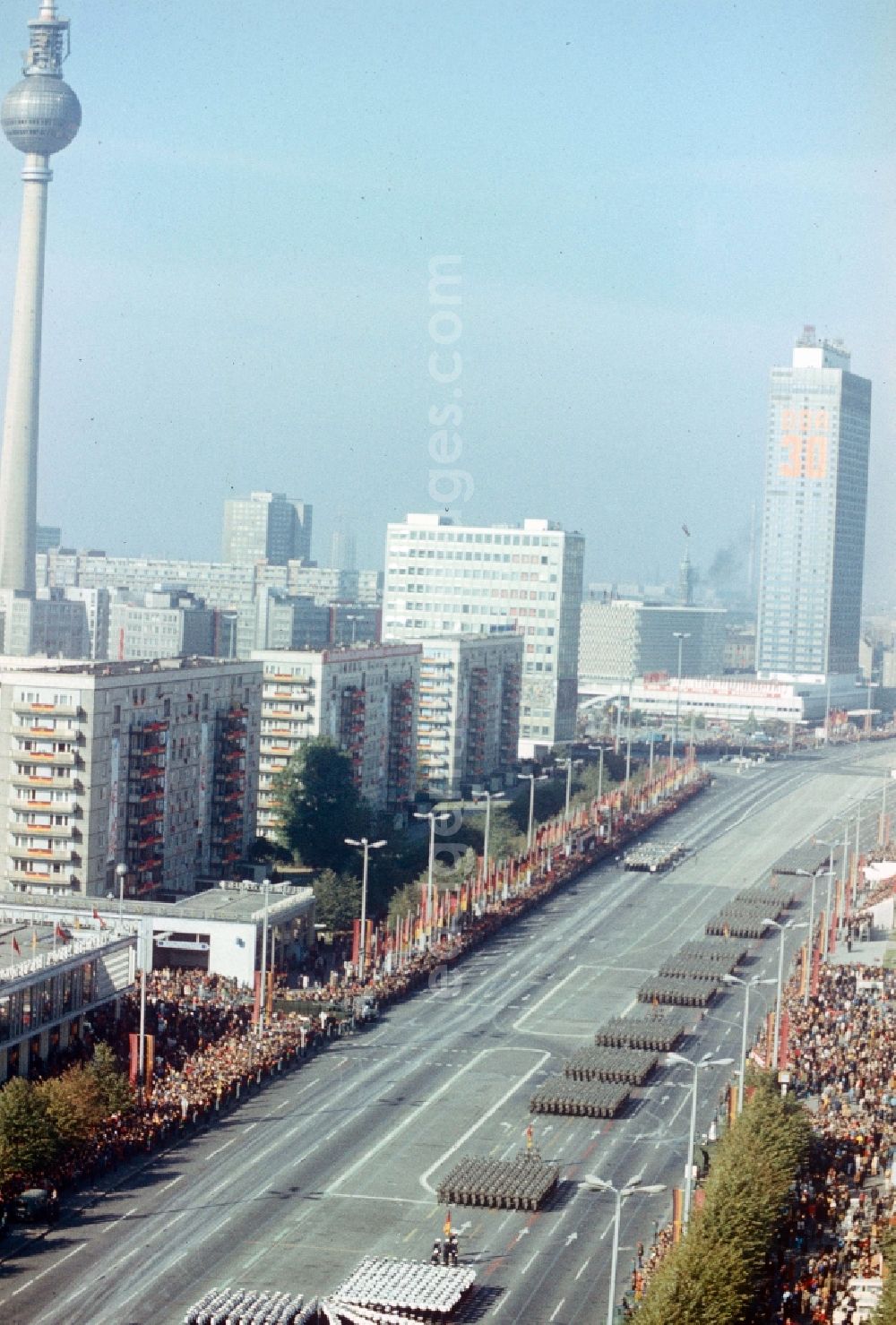 Berlin: Honour parade of the NVA on the 3
