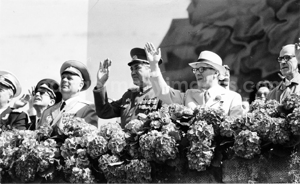GDR picture archive: Berlin - VIP stand in the Karl-Marx-Allee on the May Day with Willi Stoph, Erich Honecker, Army General Heinz Hoffmann and Soviet generals and officers. Bestmögliche Qualität nach Vorlage!