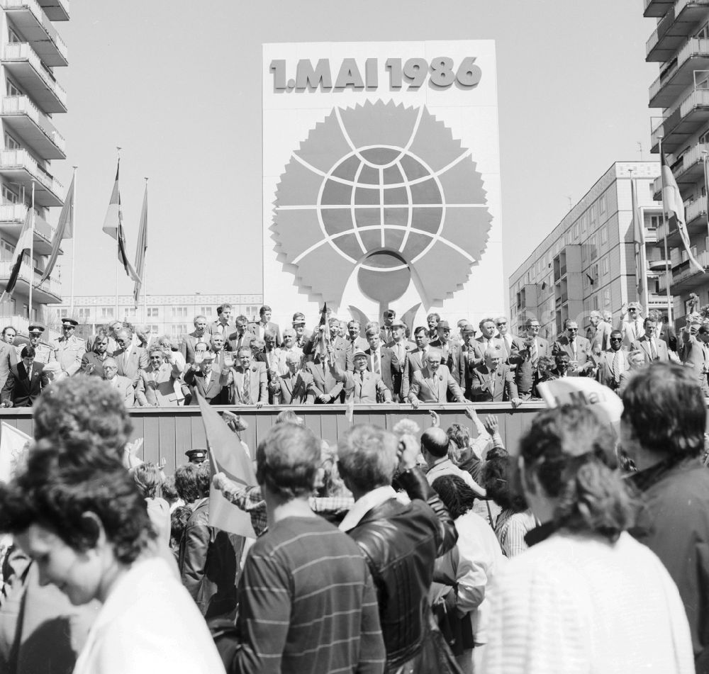 GDR picture archive: Berlin - Participants in the traditional demonstration on May 1, 1986, the International struggle and holiday of the working people for peace and socialism, on the Karl-Marx-Allee in Berlin the capital of the GDR