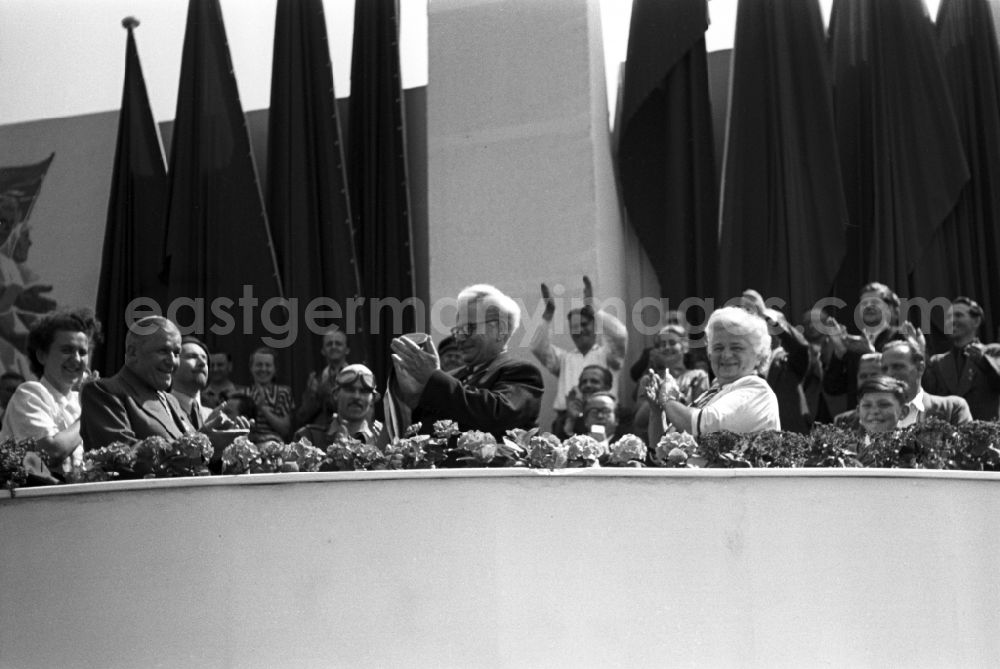 GDR image archive: Dresden - Demonstration participants and guests on the grandstand on May 1st with the Vice President of the People's Chamber of the GDR Hermann Matern (centre) and the President of the Saxon State Parliament Otto Buchwitz in the district Altstadt in Dresden in the state of Saxony on the territory of the former GDR, German Democratic Republic