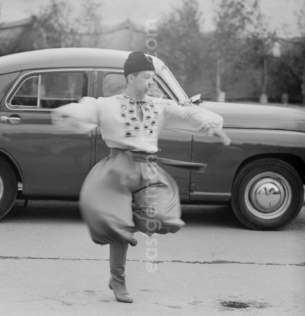 Chemnitz: A Bulgarian folklore dancers dancing in the street in Chemnitz in Saxony today. In the background is a sedan in the brand Pobeda