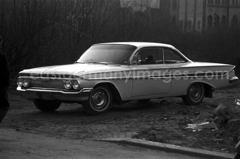 GDR picture archive: Hohenerxleben - A Chevrolet Impala SS Hardtop Coupe in Saxony - Anhalt