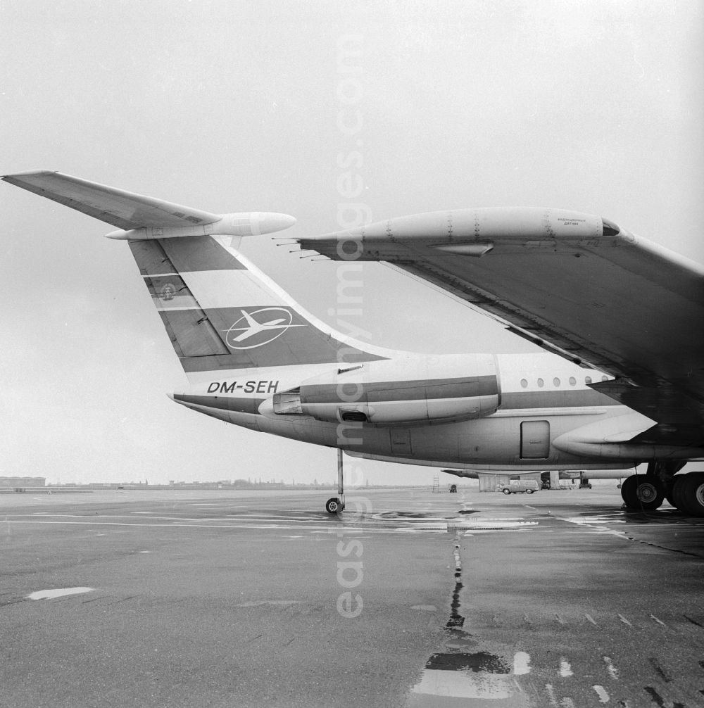 GDR picture archive: Schönefeld - An aircraft of type IL-62 with the identifier of INTERFLUG DM-SEH at the airport Berlin-Schoenefeld in Schoenefeld in today's federal state of Brandenburg
