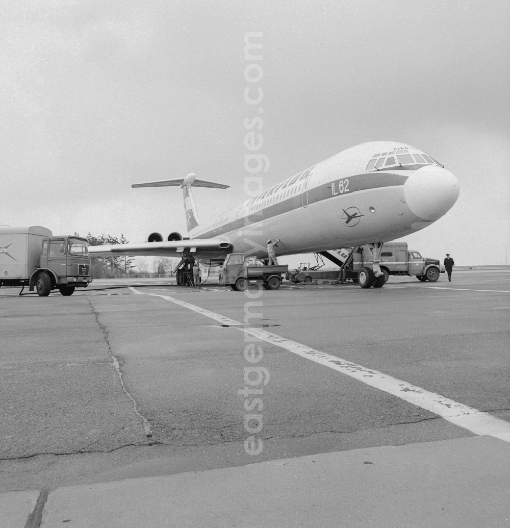 Schönefeld: An aircraft of type IL-62 with the identifier of INTERFLUG DM-SEH at the airport Berlin-Schoenefeld in Schoenefeld in Brandenburg today. Here at the refueling and maintenance