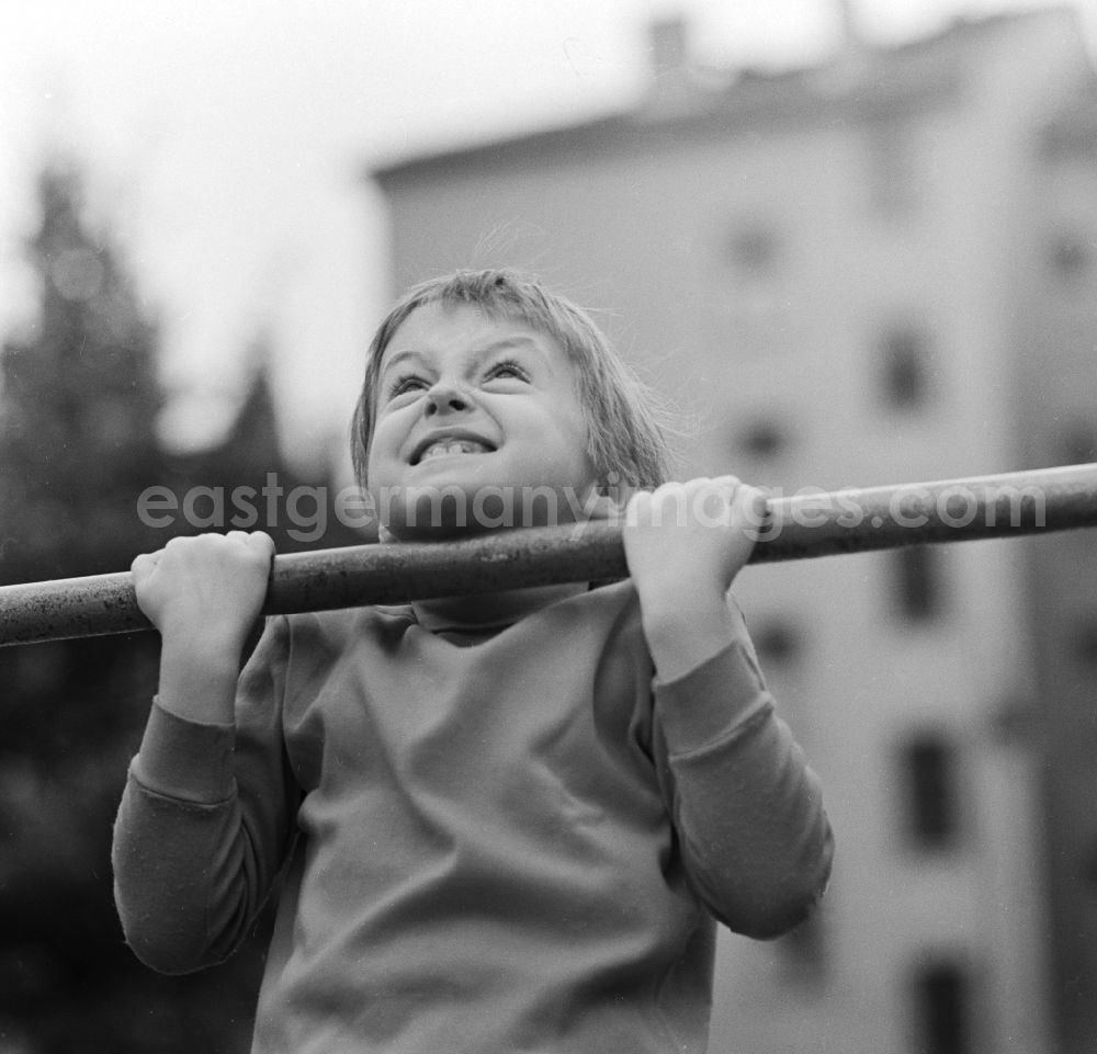 GDR image archive: Berlin - A boy doing pull-ups in Berlin