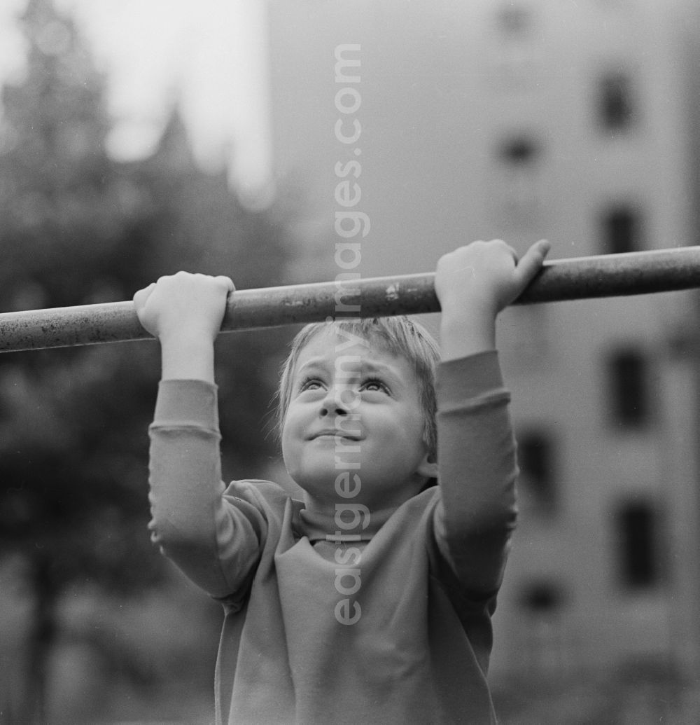 GDR picture archive: Berlin - A boy doing pull-ups in Berlin