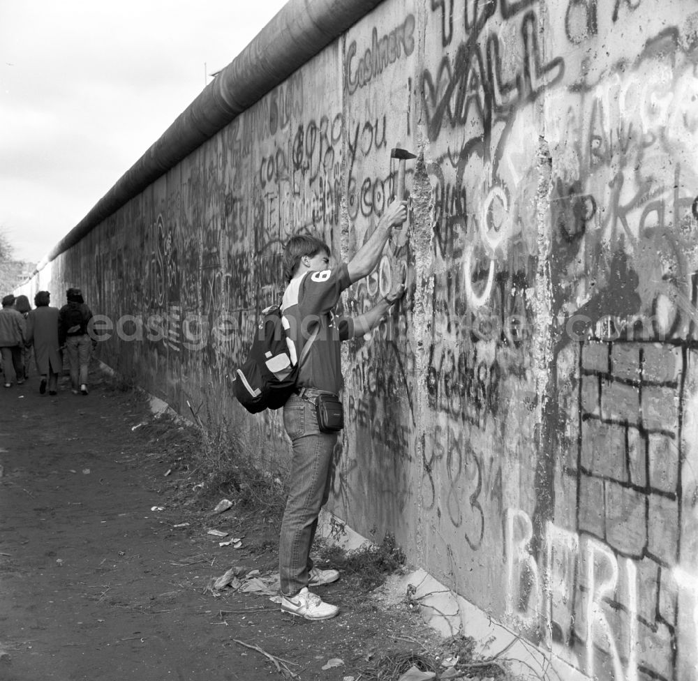 GDR picture archive: Berlin - Mitte - A young Wallpecker at the Berlin Wall in Berlin - Mitte. Wallpeckers was called the people who thus began on 1