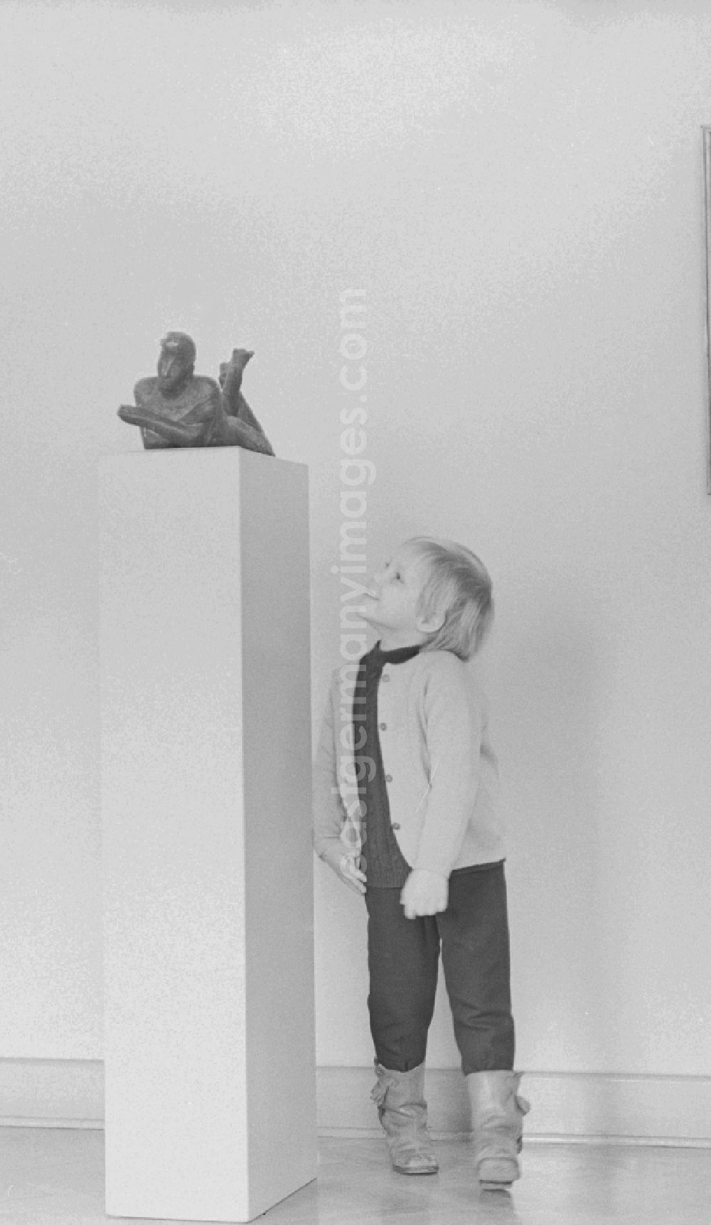 GDR image archive: Berlin - One child look at an exhibit in the Altes Museum in Berlin, the former capital of the GDR, the German Democratic Republic