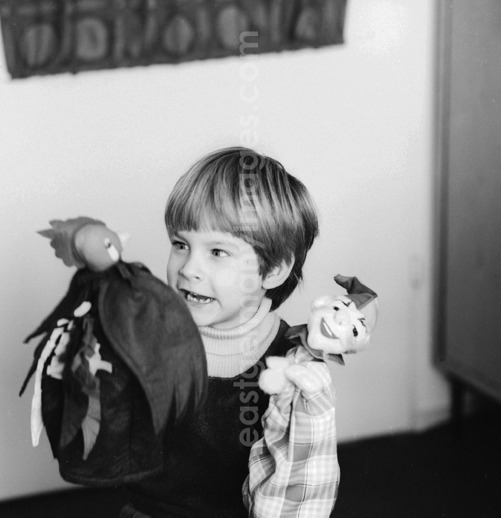 GDR picture archive: Berlin - A child playing with hand puppets in Berlin, the former capital of the GDR, the German Democratic Republic