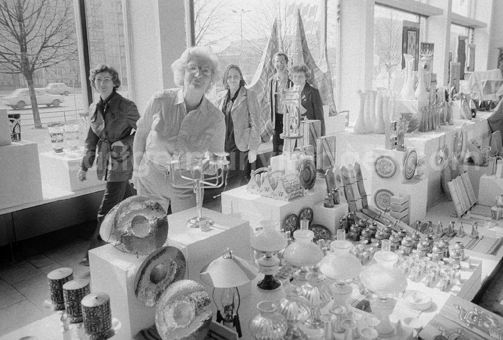 GDR photo archive: Berlin - A shop for decoration, dishes and the like in the Karl-Marx-Allee in Berlin, the former capital of the GDR, German Democratic Republic