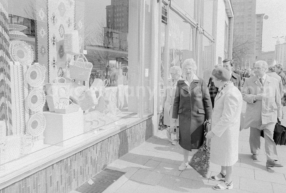 GDR image archive: Berlin - A shop for decoration, dishes and the like in the Karl-Marx-Allee in Berlin, the former capital of the GDR, German Democratic Republic