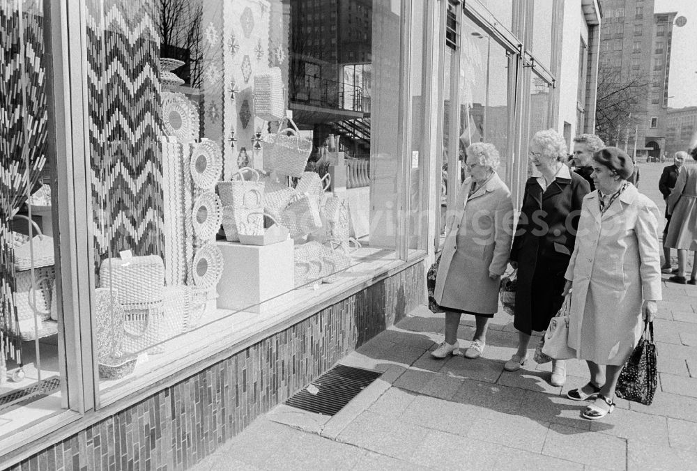 GDR photo archive: Berlin - A shop for decoration, dishes and the like in the Karl-Marx-Allee in Berlin, the former capital of the GDR, German Democratic Republic