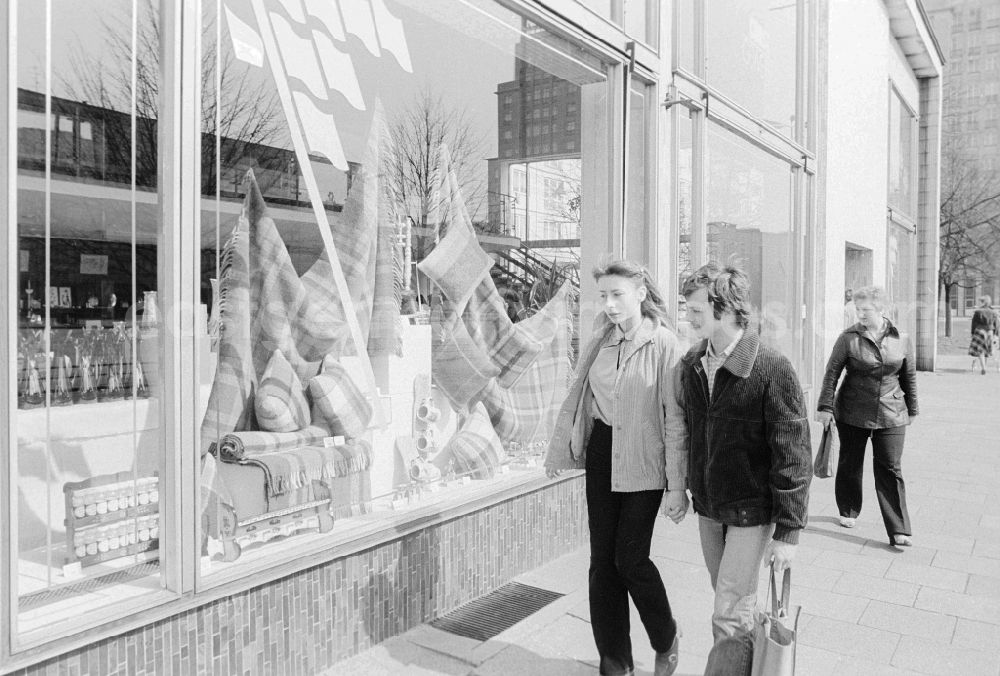 GDR picture archive: Berlin - A shop for decoration, dishes and the like in the Karl-Marx-Allee in Berlin, the former capital of the GDR, German Democratic Republic