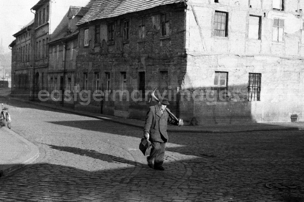GDR picture archive: Merseburg - An older man with top heel is on the way home in Merseburg in the federal state Saxony-Anhalt in Germany