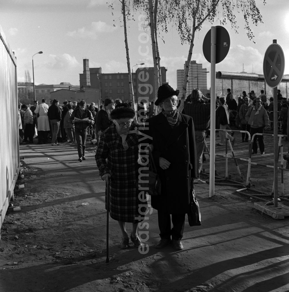 GDR photo archive: Berlin - Mitte - Crowds at the border crossing Leipziger Strasse in Berlin - Mitte. An elderly couple on a visit to West Berlin