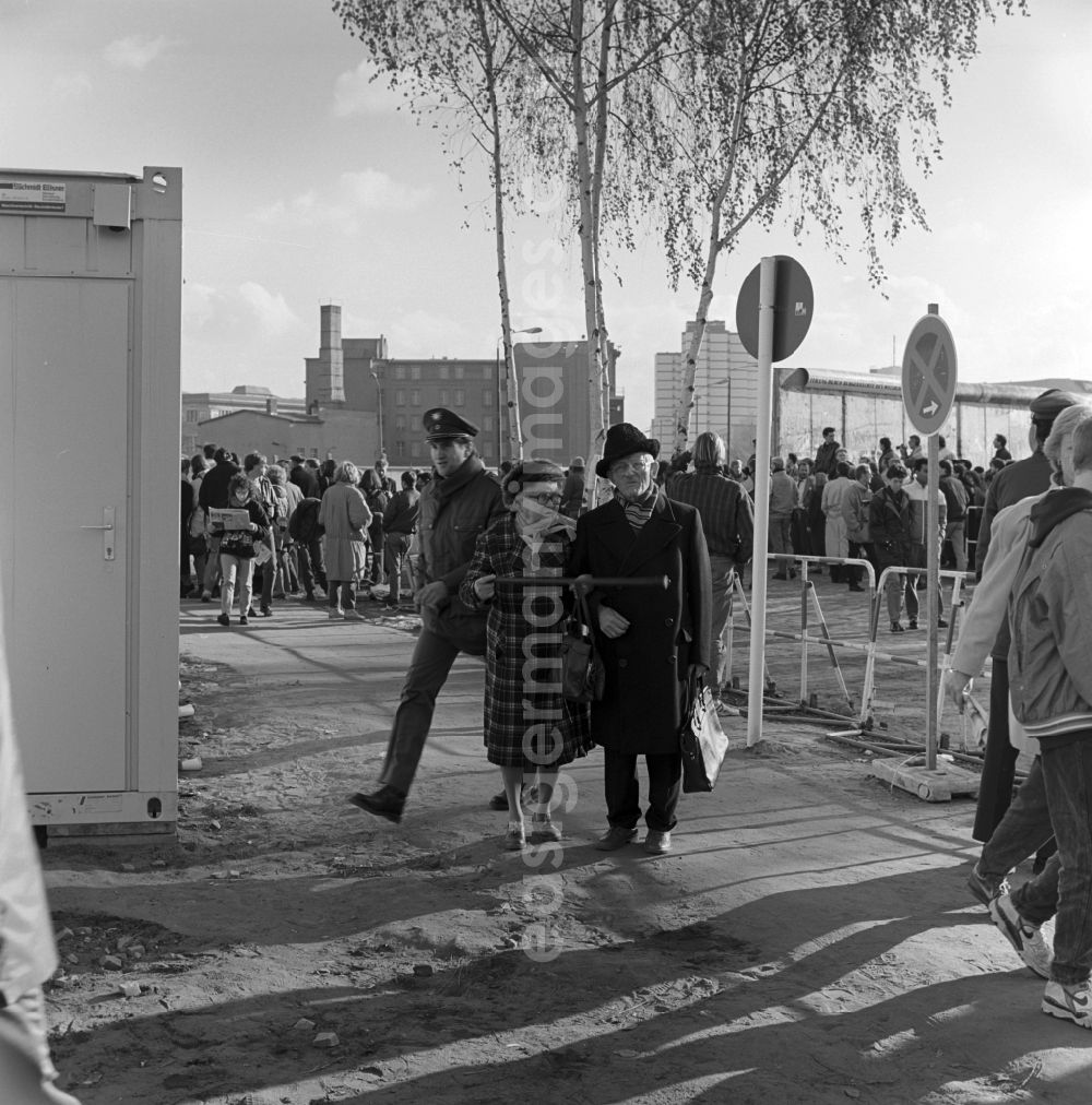 GDR picture archive: Berlin - Mitte - Crowds at the border crossing Leipziger Strasse in Berlin - Mitte. An elderly couple on a visit to West Berlin