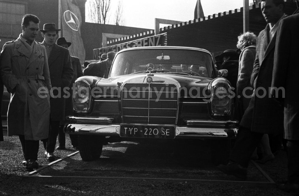 GDR image archive: Leipzig - Visitors at the Leipzig Spring Fair Interested in a Mercedes Benz 22