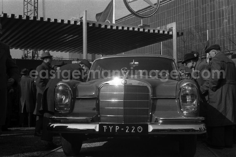 Leipzig: Visitors at the Leipzig Spring Fair Interested in a Mercedes Benz 22