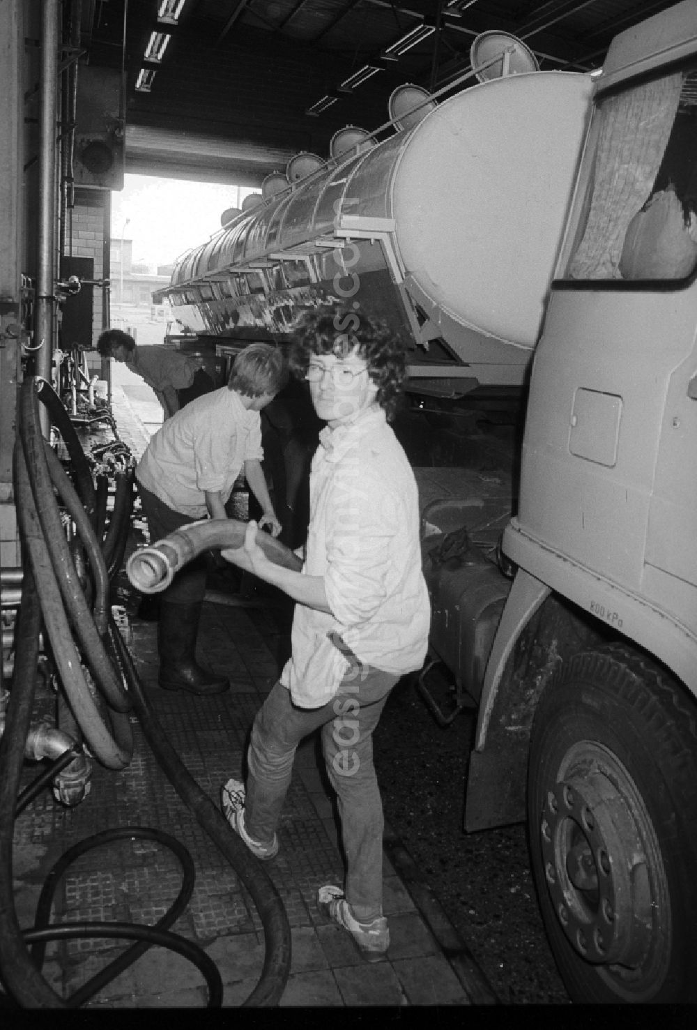 Berlin: A milk tanker vehicle becomes with fresh milk, on the area of the milk court VEB Berlin in Pankow Heiner's village, completely filled up in Berlin, the former capital of the GDR, German democratic republic