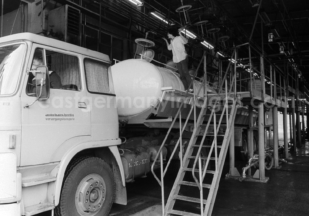GDR image archive: Berlin - A milk tanker vehicle becomes with fresh milk, on the area of the milk court VEB Berlin in Pankow Heiner's village, completely filled up in Berlin, the former capital of the GDR, German democratic republic