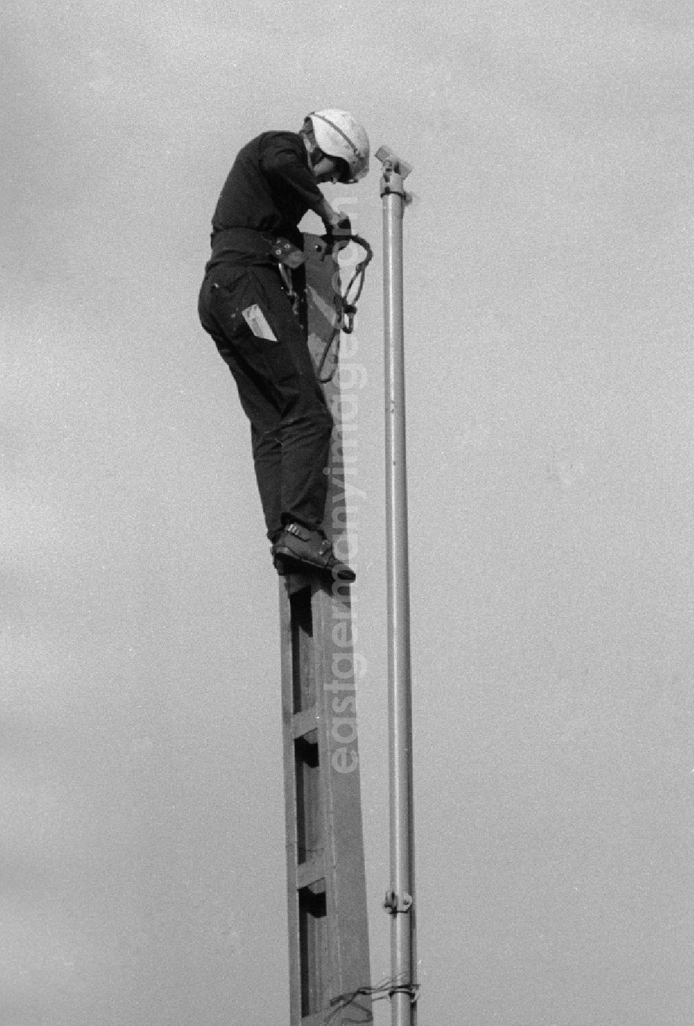 GDR image archive: Seddiner See - An employee of the German national railway mounts to driving poles in the railway station Seddin the direction in Seddiner See in the federal state Brandenburg in the area of the former GDR, German democratic republic