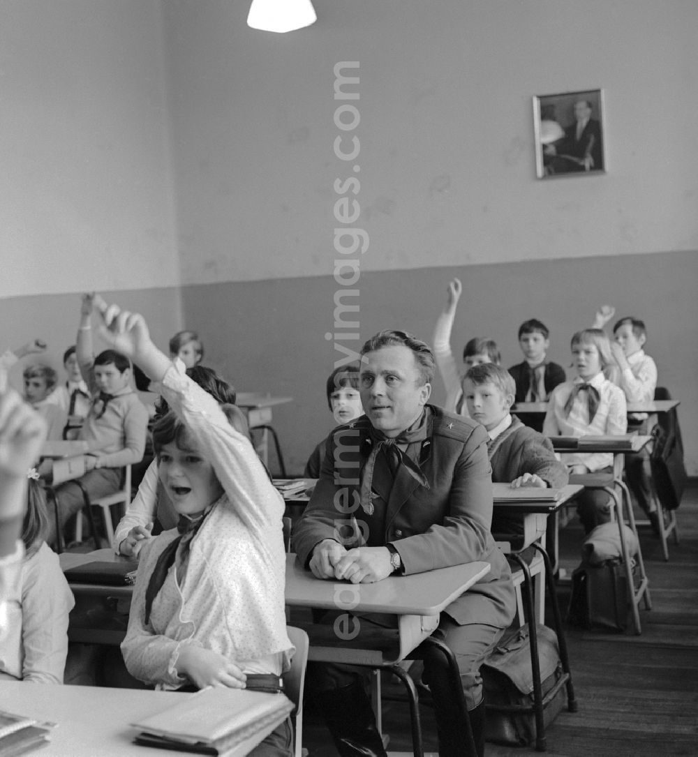 GDR image archive: Berlin - A Soviet soldier attended a class at the lower level in Berlin