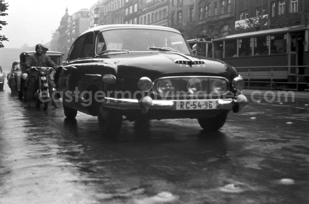 GDR picture archive: Berlin - Mitte - A TATRA 603 of the first series on a Berlin street. The Tatra 6