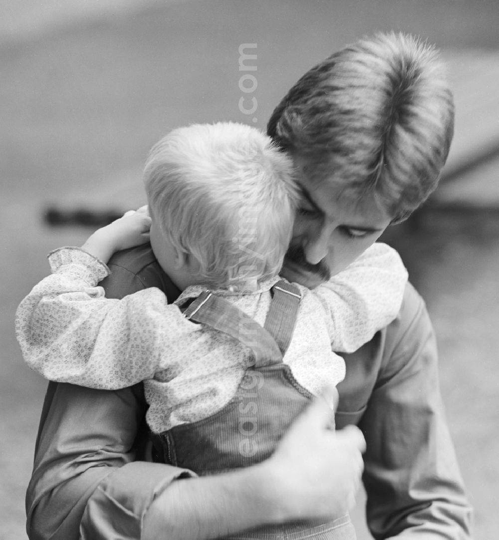 GDR picture archive: Berlin - A father comforts his child in Berlin, the former capital of the GDR, the German Democratic Republic
