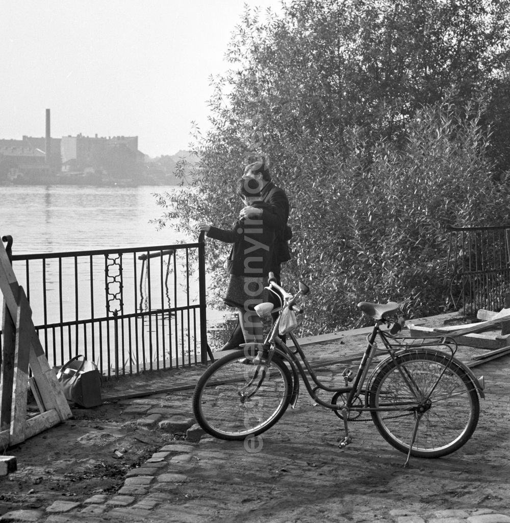 GDR photo archive: Berlin - Köpenick - A couple in love standing on the banks of the River Spree in Berlin - Köpenick
