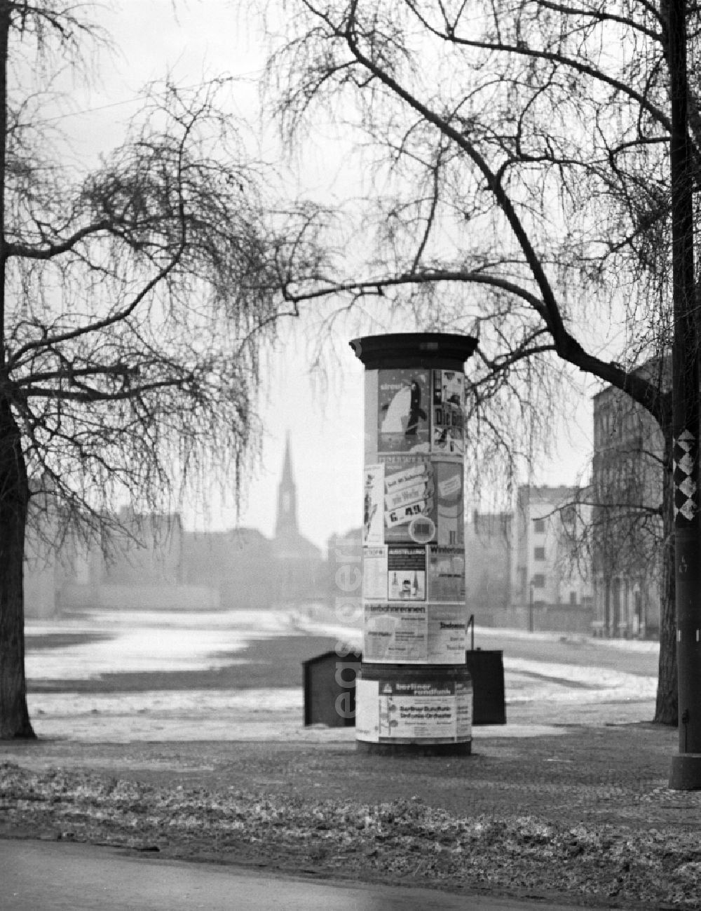 GDR image archive: Berlin - Prenzlauer Berg - A pasted Litfaßsäule in Berlin - Prenzlauer Berg. An advertising column is a column stop, are glued to the posters. It was invented by Ernst Berliner printer Litfaß and belongs to the field of outdoor advertising