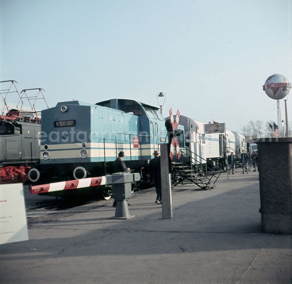 GDR picture archive: Leipzig - Blue four achsige distance diesel locomotives of the class V 10