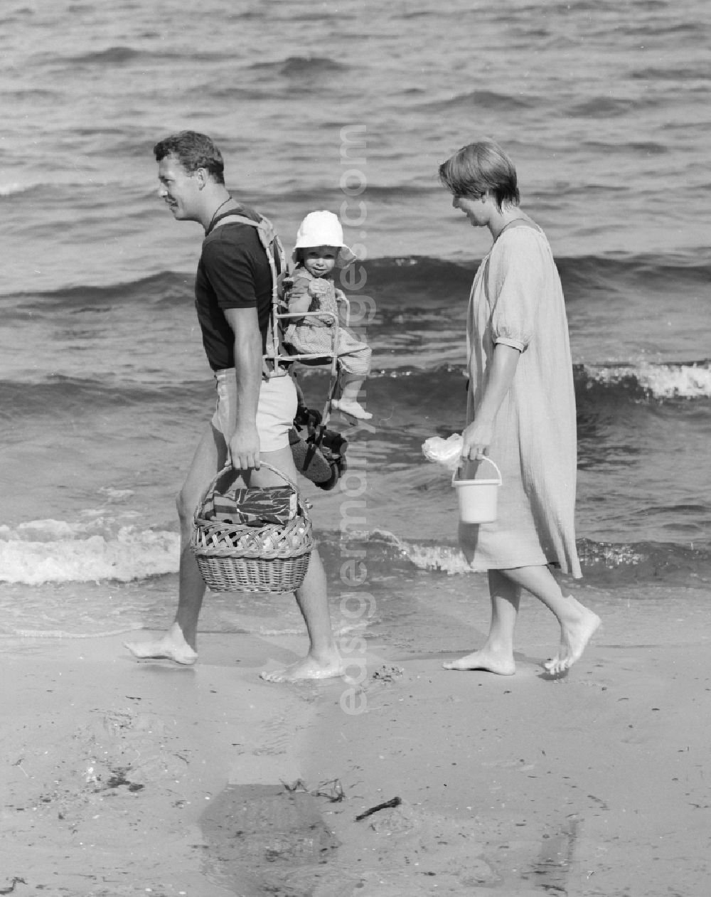 Ückeritz: A family goes on the Baltic Sea beach in Ueckeritz walk, in the state of Mecklenburg-Western Pomerania in the field of the former GDR, German Democratic Republic
