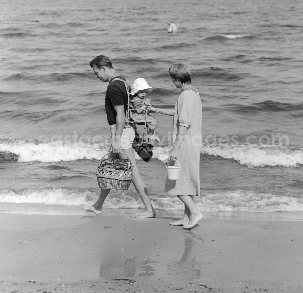 GDR image archive: Ückeritz - A family goes on the Baltic Sea beach in Ueckeritz walk, in the state of Mecklenburg-Western Pomerania in the field of the former GDR, German Democratic Republic