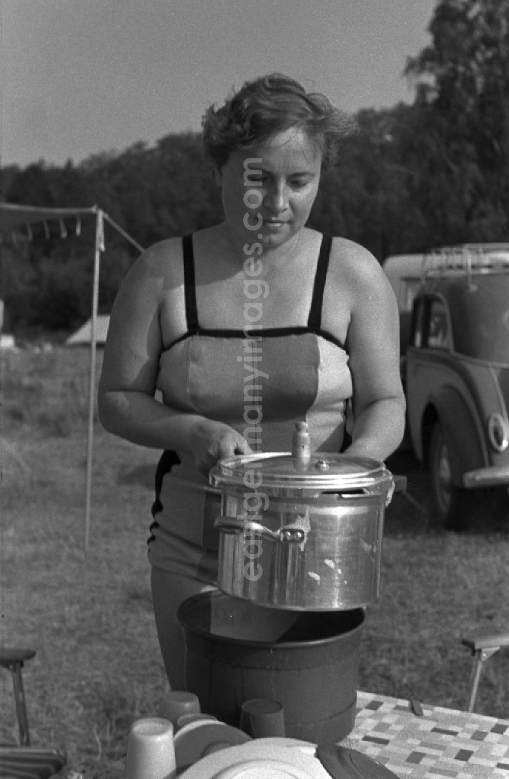 GDR picture archive: Neuruppin OT Stendenitz - A woman in swimsuit with a pressure cooker when wash in Brandenburg. Family camping holidays at Rottstielfließ on Tornowsee