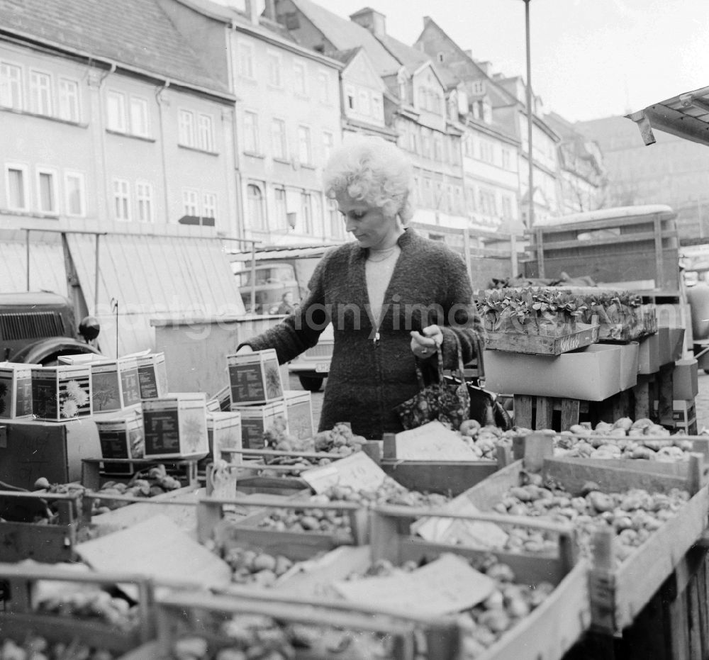 GDR photo archive: Arnstadt - A woman buys bulb at the weekly market in Arnstadt in the federal state Thuringia in the area of the former GDR, German democratic republic