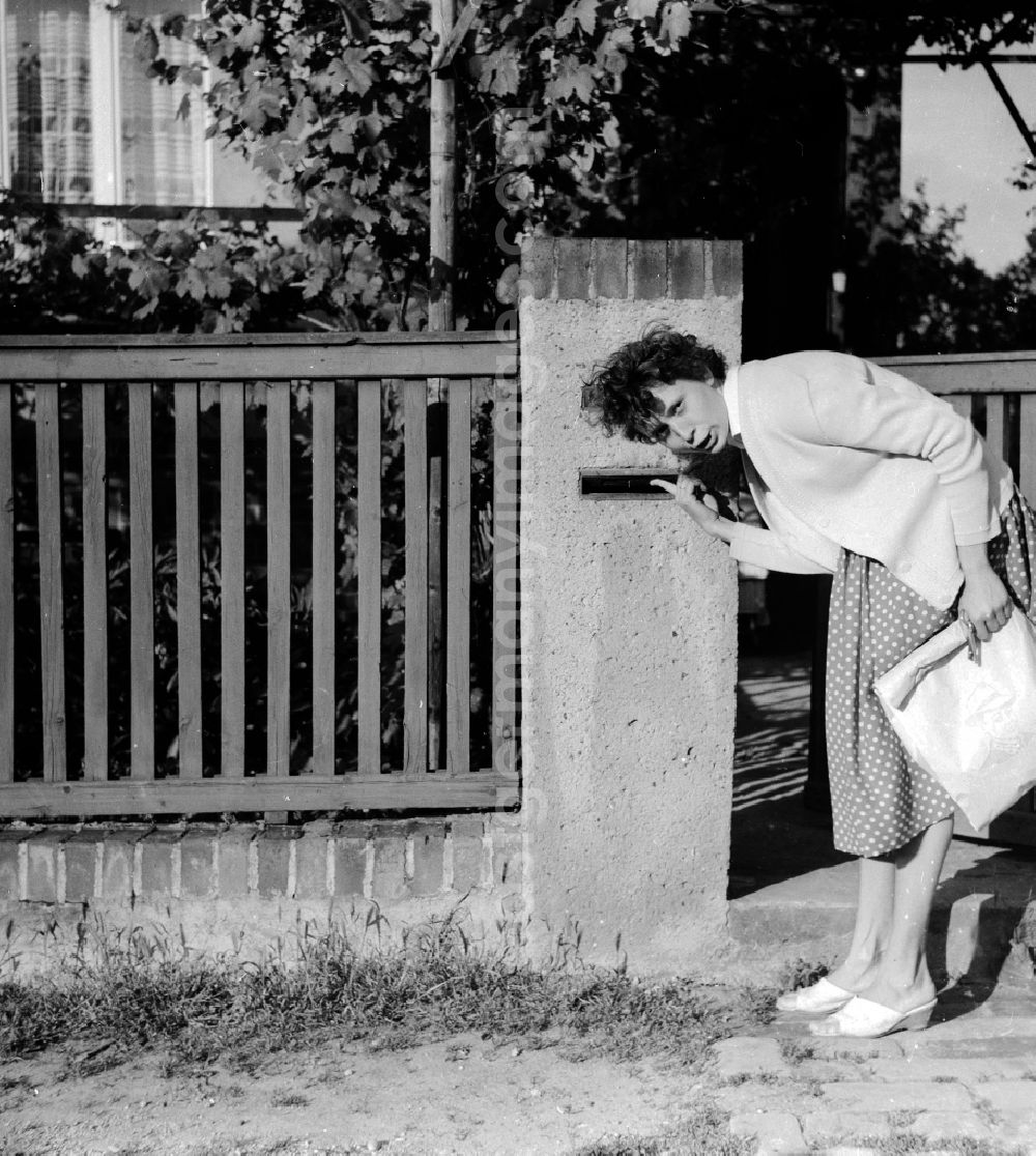 GDR image archive: Arnstadt - Woman Anneliese Bonitz looks expectantly in her mailbox in the house in Arnstadt in the federal state Thuringia in the area of the former GDR, German democratic republic