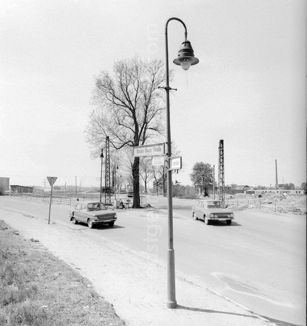 GDR image archive: Berlin - A gas lamp with street name signs at the Leninallee today Landsberger Allee Corner Bruno-Baum-street in Berlin, the former capital of the GDR, German Democratic Republic