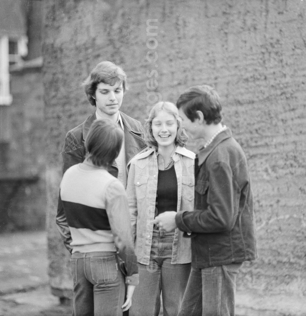 GDR image archive: Berlin - A group of young people in Berlin