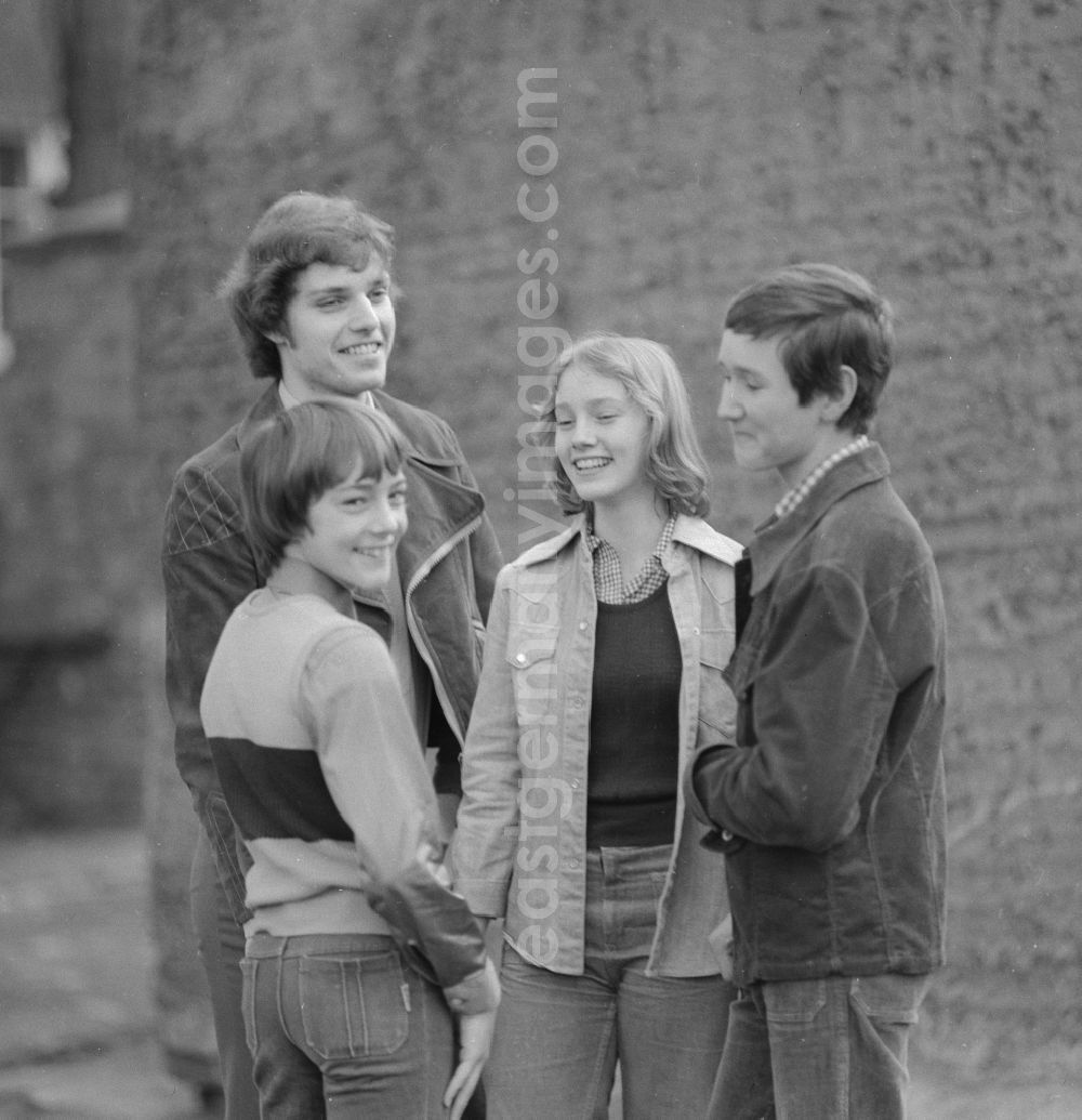 GDR photo archive: Berlin - A group of young people in Berlin