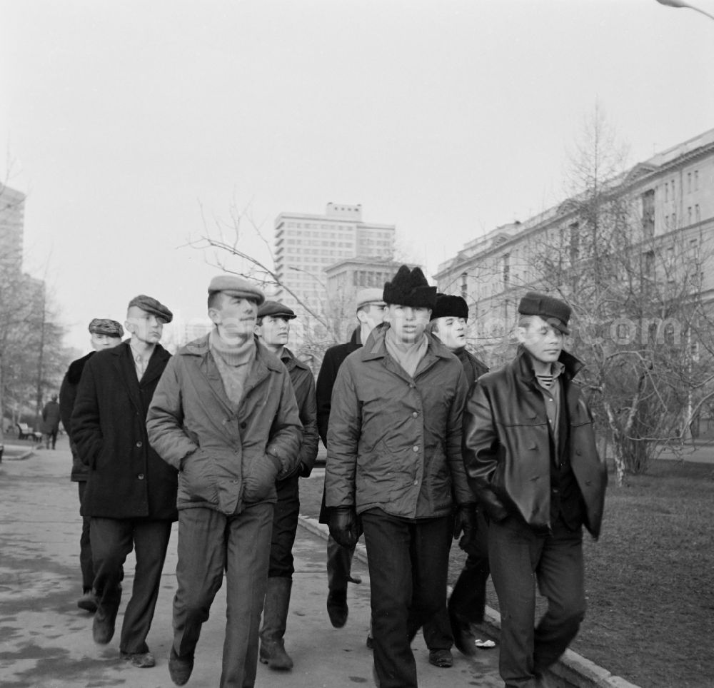 Moskau: A group of adolescents is walking in the district Tsentralnyy administrativnyy okrug in Moscow in Russia