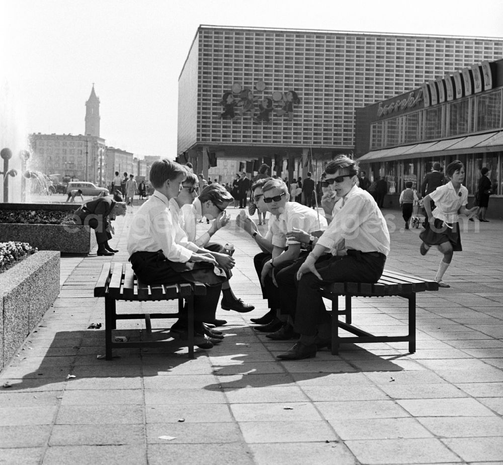 GDR image archive: Magdeburg - A group of young people sitting on benches in Magdeburg