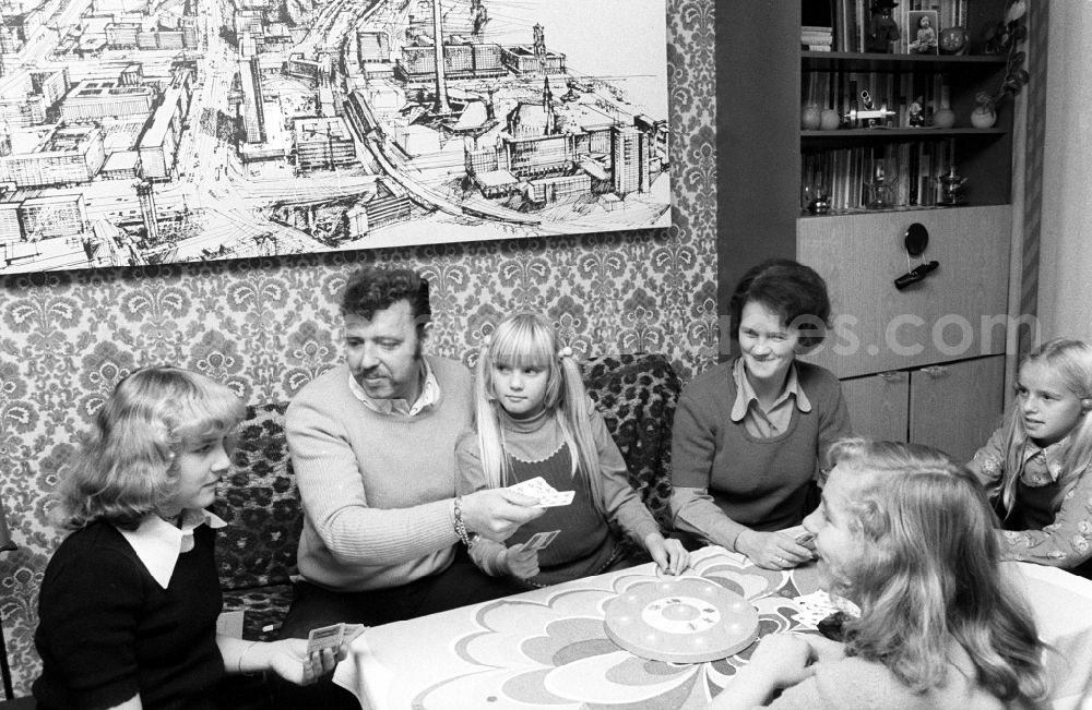 GDR image archive: Berlin - A young family playing cards in the living room in Berlin